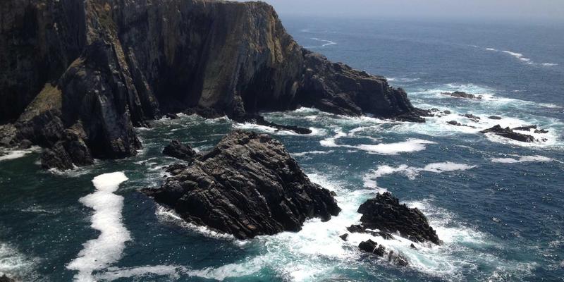 教育技术赋能公平：详解智慧教育平台资源与薄弱校帮扶新机制